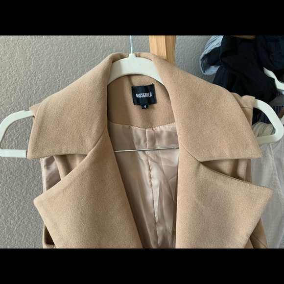 Sleeveless tailored coat - camel - Picture 3 of 7